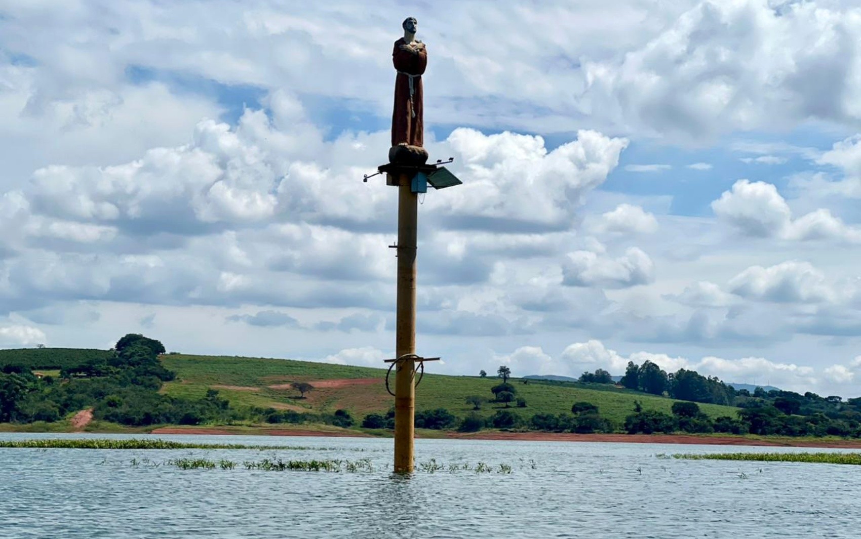 Imagem de São Francisco de Assis no Lago de Furnas em Guapé