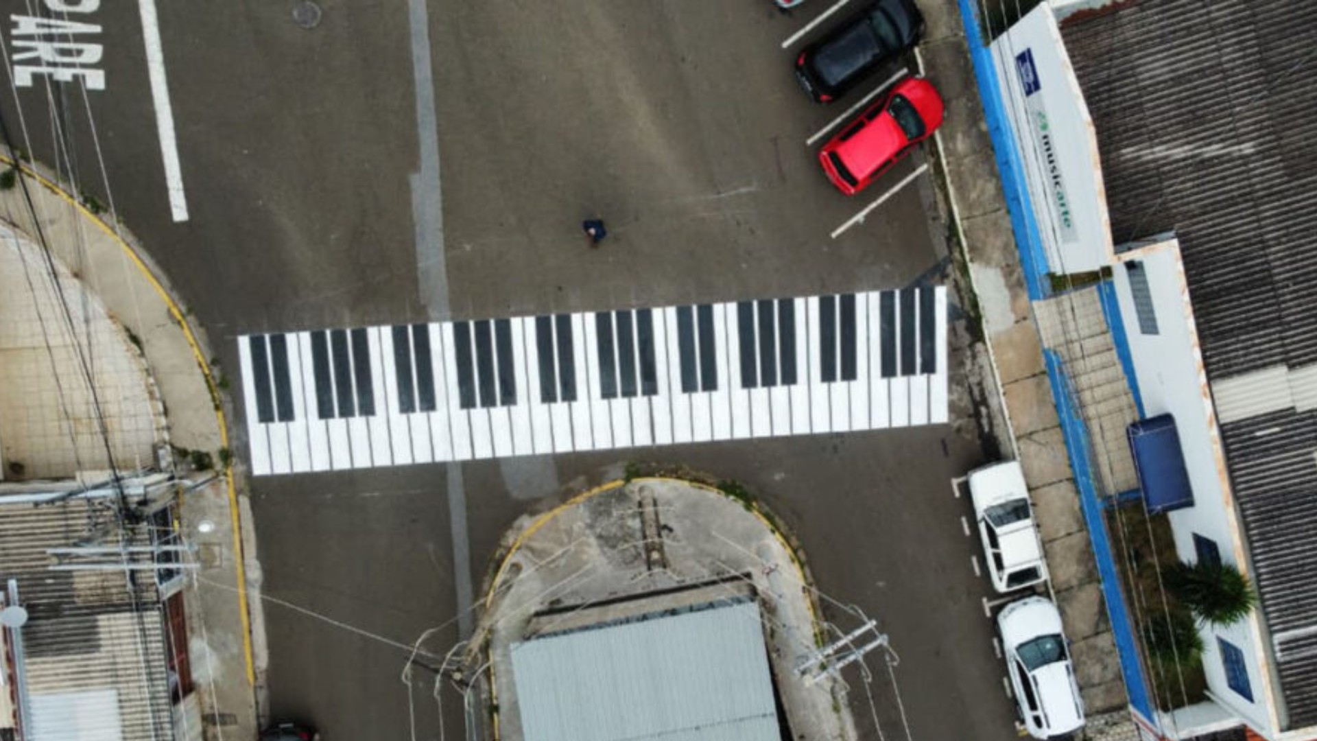Professores e funcionários de escola de música transformam faixa de pedestre em 'piano gigante' no interior de SP