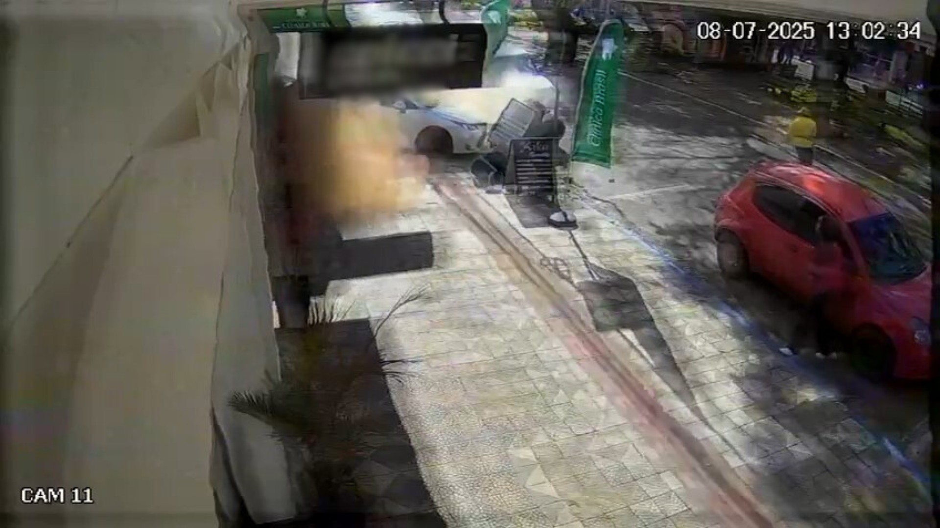 Carro desgovernado invade calçada, colide com poste e atropela pedestres no RS; veja VÍDEO