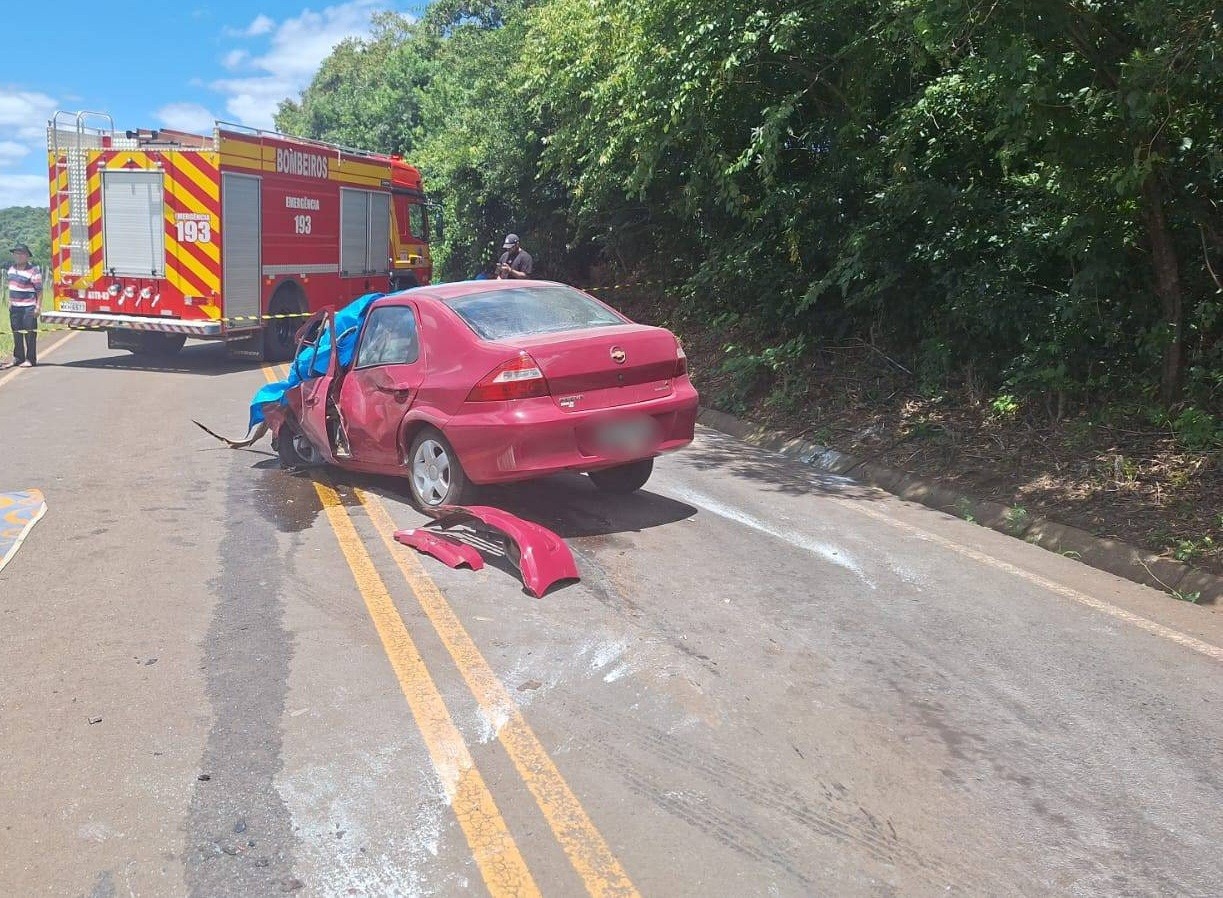 Acidente entre 3 veículos deixa um morto e 4 feridos em rodovia de SC
