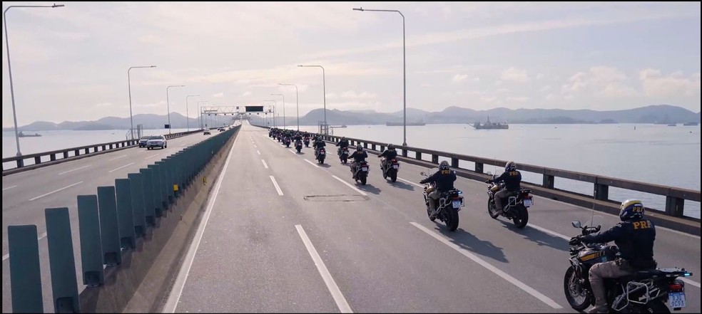 Motociclistas da Polícia Rodoviária Federal realizaram treinamento atravessando a Ponte Rio-Niterói no domingo (3). — Foto: Divulgação/PRF