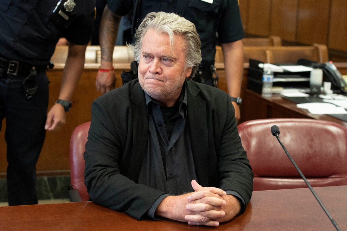 Steve Bannon, aliado e ex-estrategista de Trump, é libertado da prisão
