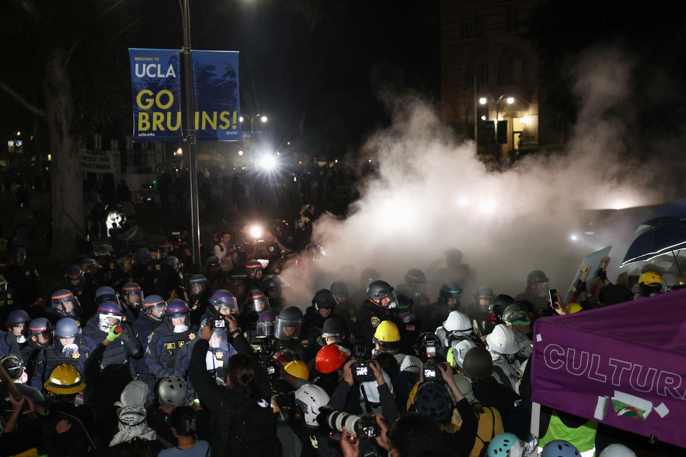 Policiais se posicionam diante de manifestantes durante protesto pró-Palestina na Universidade da Califórnia (UCLA), em Los Angeles, nos EUA, em 2 de maio de 2024. — Foto: Aude Guerrucci/ Reuters