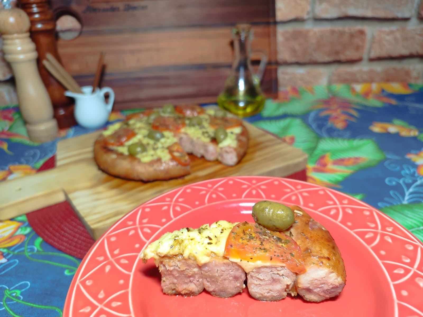 Aprenda receita de pizza de linguiça com queijo coalho e sem carboidrato