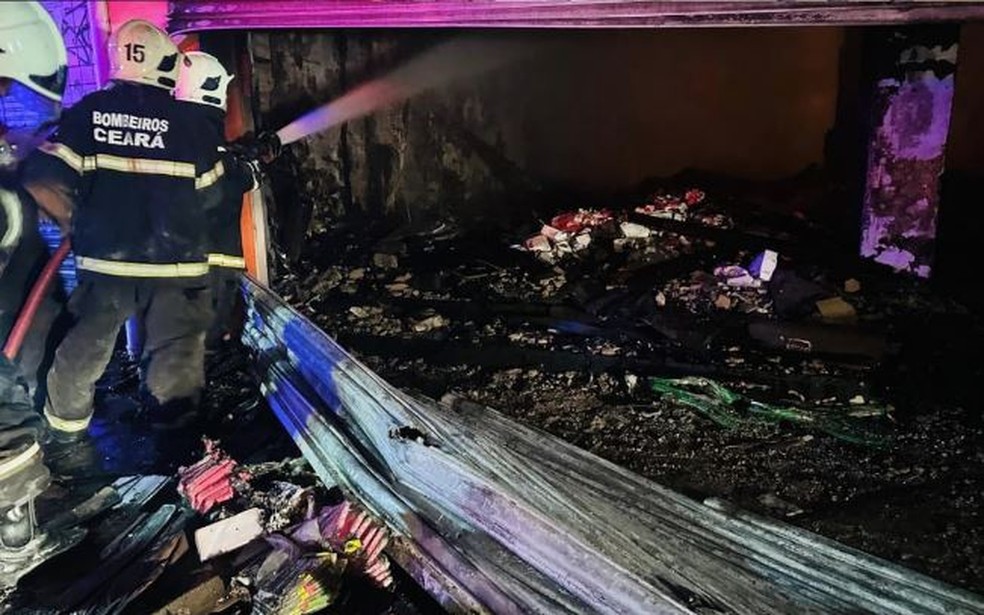 Trabalho de rescaldo terminou às 3h desta sexta-feira. — Foto: Corpo de Bombeiros