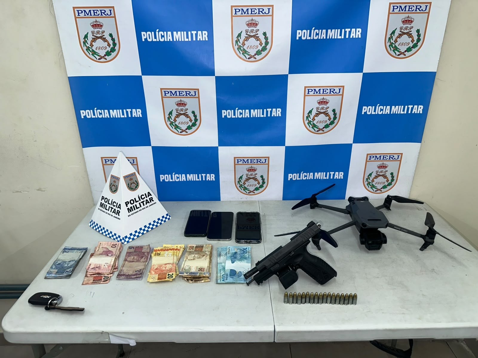 Dupla é presa em flagrante com arma, munições e drone em Volta Redonda