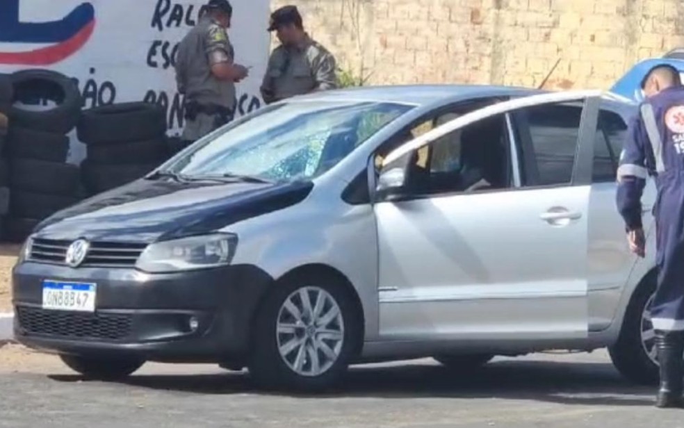 Carro onde casal que foi exacutado estava - Goiás — Foto: Reprodução/TV Anhanguera