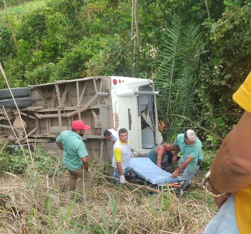 Ferido em acidente na AL-105 é socorrido, Alagoas — Foto: Arquivo Pessoal