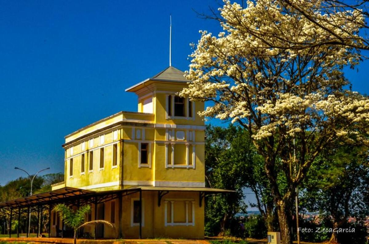Ministério Público de SP tenta intermediar solução para famílias que ocupam casas na Estação Ferroviária de Piraju