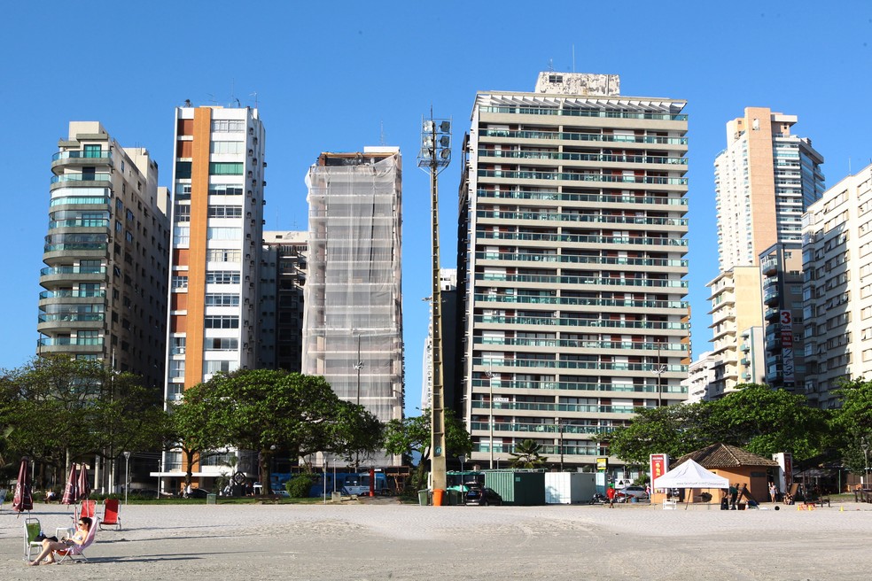 Santos, SP, tem 65 prédios tortos na região da orla da praia — Foto: A Tribuna Jornal