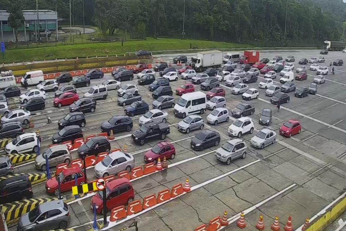 Região: Motoristas encaram estradas cheias em direção ao litoral de SP no feriadão de Finados; veja o trânsito
