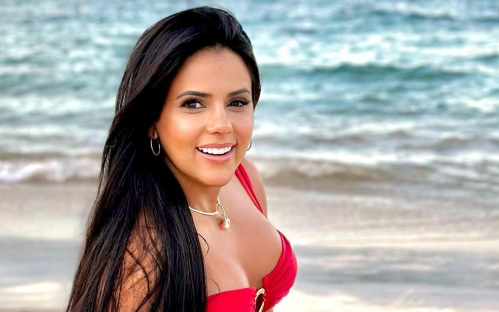 Hynara Santa Rosa da Silva, de 39 anos, foi morta a tiros com o companheiro em uma praia na BA — Foto: Reprodução/Redes Sociais