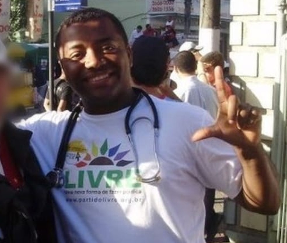 Cláudio Rocha em campanha com um estetoscópio no pescoço (imagem de 2010) — Foto: Reprodução redes sociais