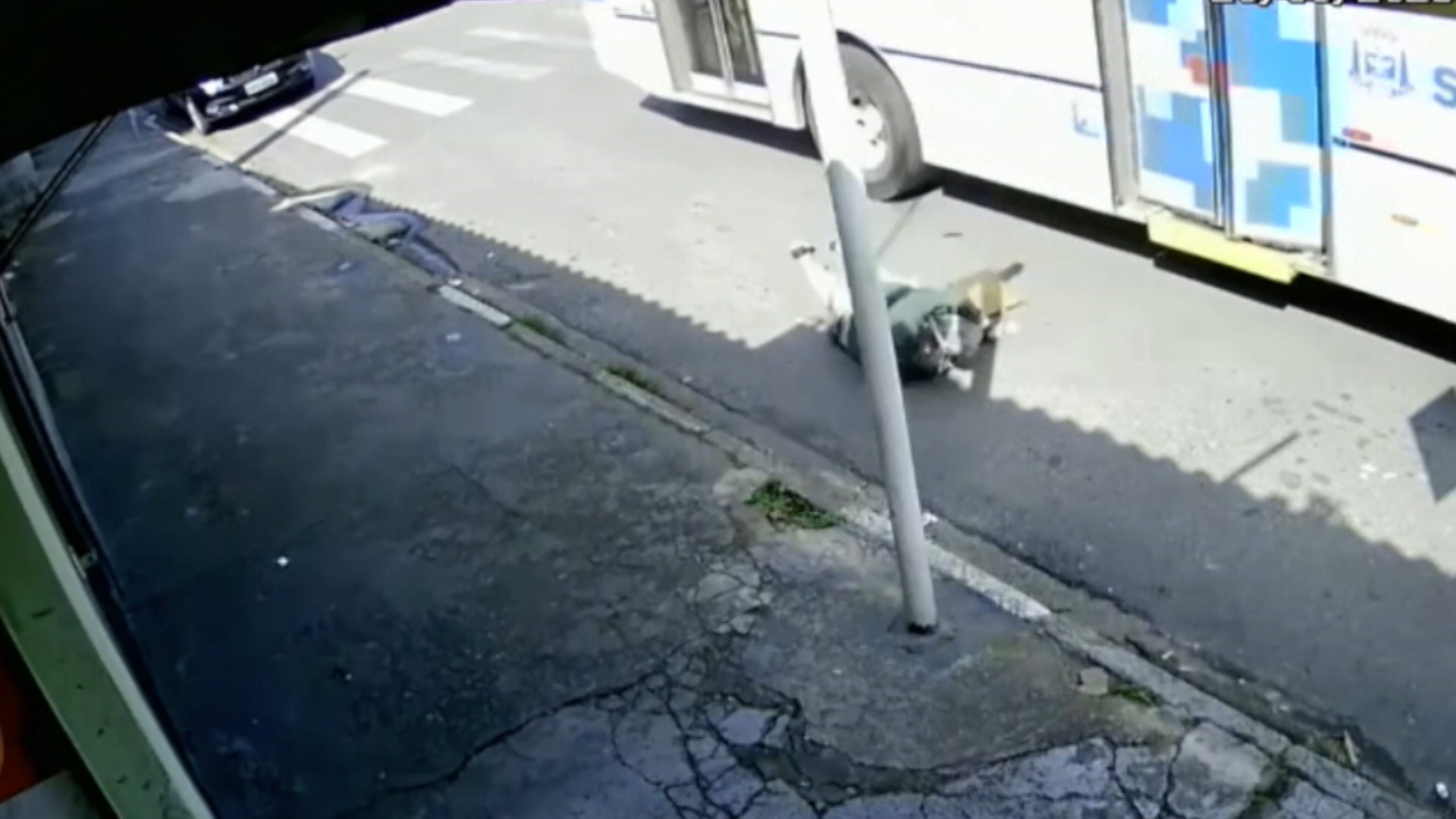 VÍDEO: motorista não espera idosa descer e ela cai no chão ao sair de ônibus em Suzano