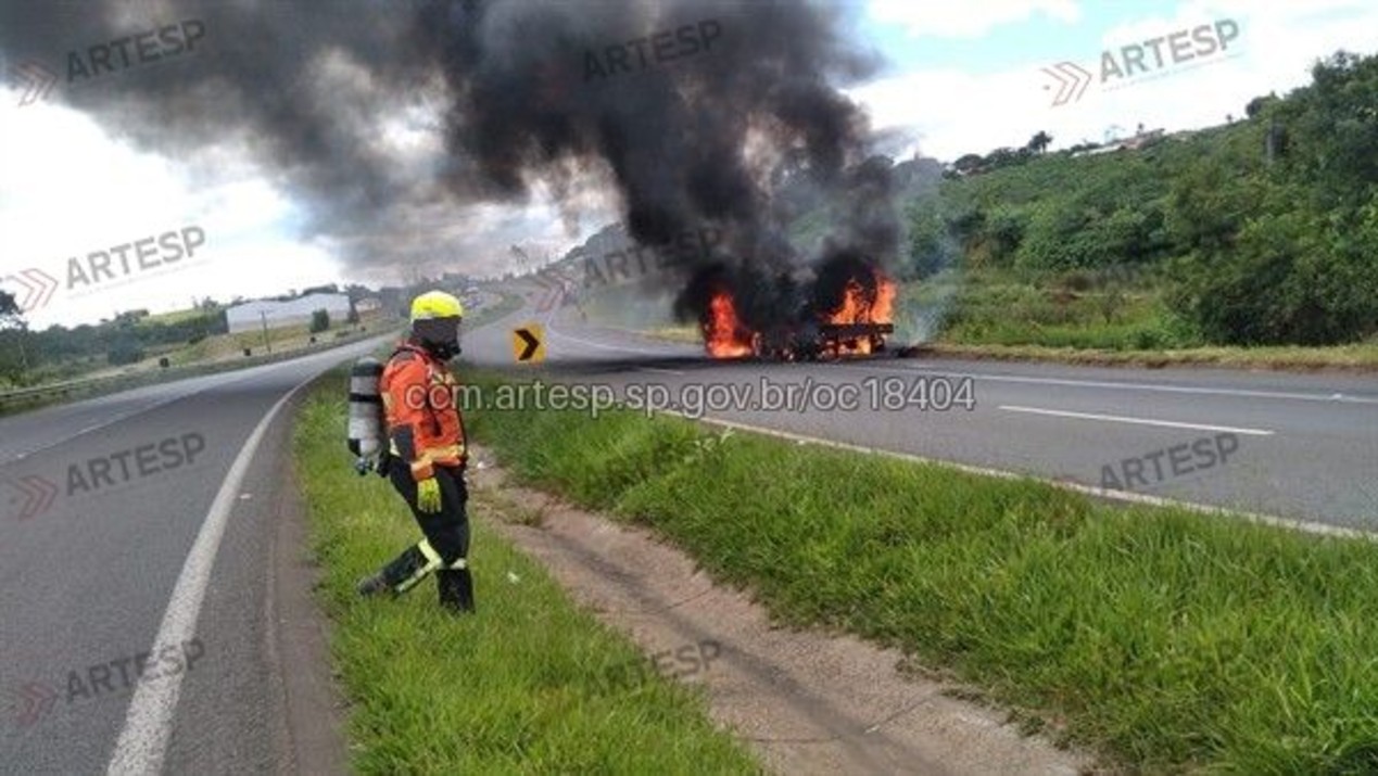 Carreta pega fogo e atinge gramado às margens de rodovia em Itapetininga