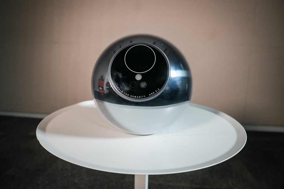 Câmera Orb, que captura a íris dos olhos. — Foto: Fábio Tito/g1