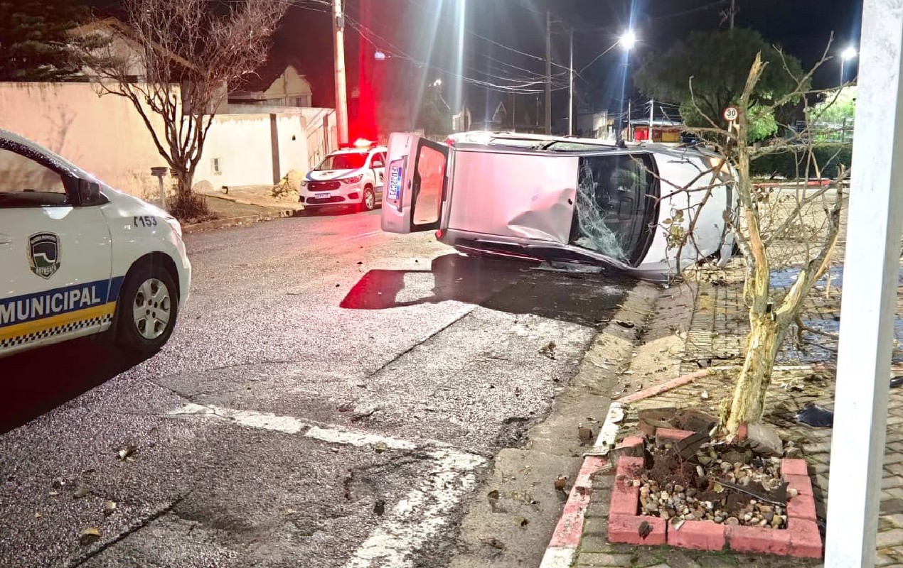 Motorista sem CNH e alcoolizado bate contra árvore e capota carro em Botucatu