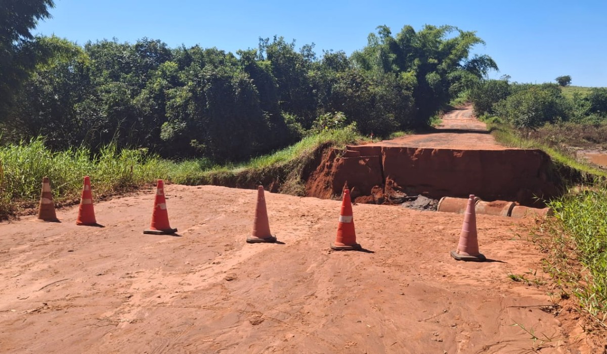 Defesa Civil vistoria estrada rural atingida pelas chuvas e mantém interdição no trecho entre Martinópolis e Rancharia