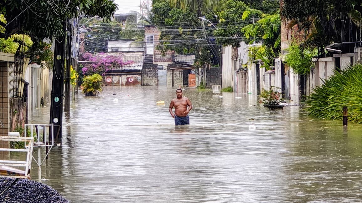 Grande Recife segue sob alerta de chuva forte; confira previsão do tempo