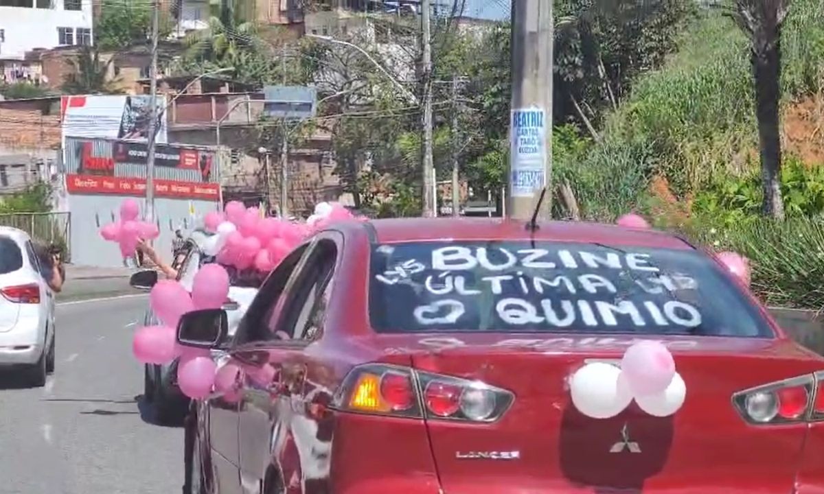 VÍDEO: cirurgiã-dentista de 31 anos ganha buzinaço de amigos em comemoração ao fim da quimioterapia em Salvador
