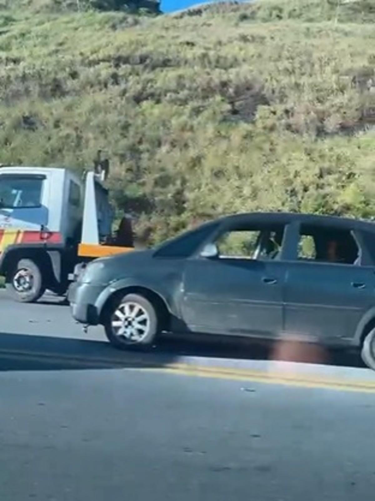 Acidente entre carro, guincho e moto deixa feridos na Rodovia Rio-Santos, em Angra dos Reis