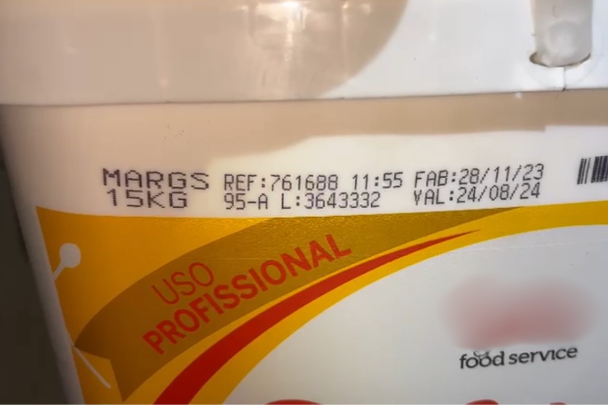 Polícia apreende quase 2 toneladas de carne, palmito, salame e até farinha de pão vencidos encontrados em depósito
