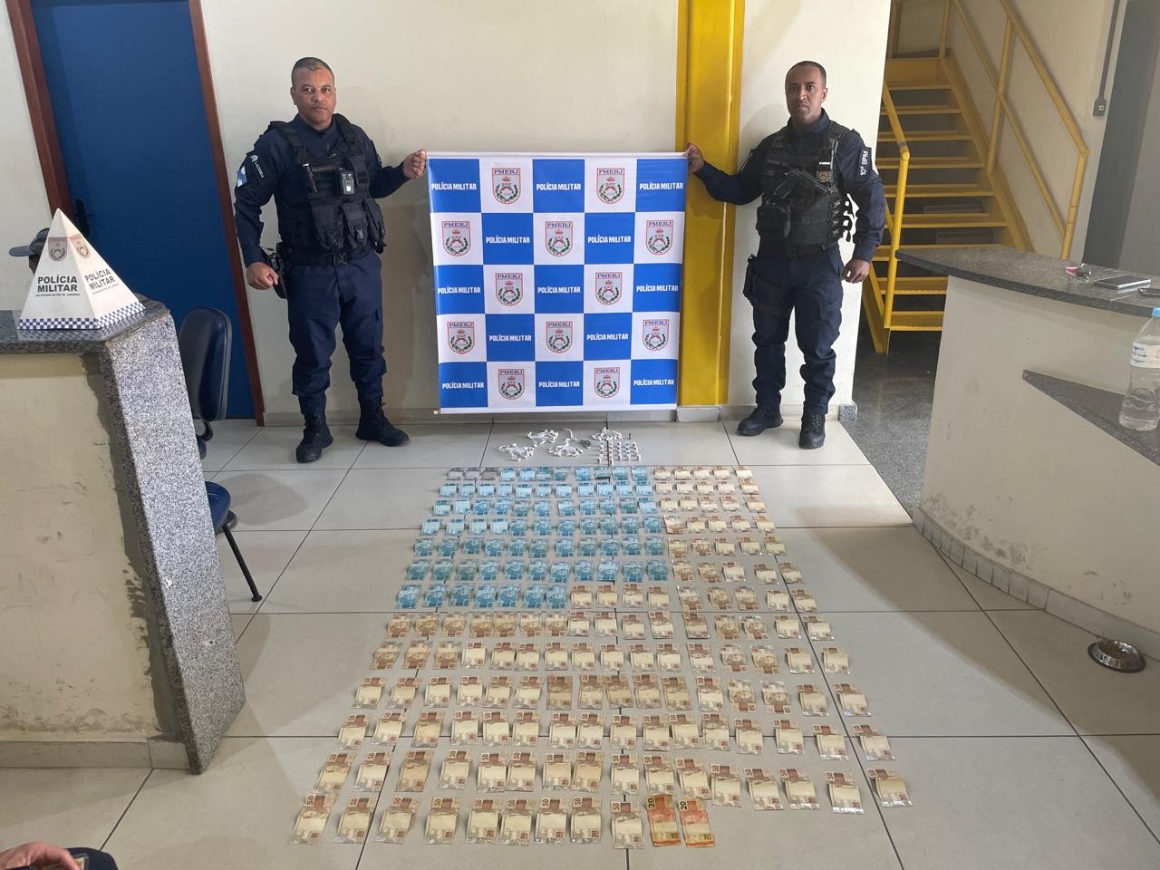 Jovem é preso com drogas e mais de R$ 14 mil, em Valença