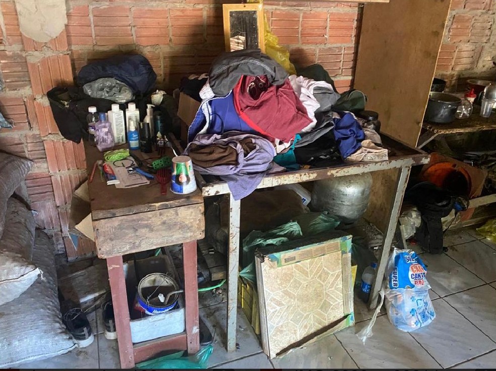 Alojamento disponibilizado para trabalhadores não tinha espaço ou higiene adequados. — Foto: Secretaria de Inspeção do Trabalho/Divulgação