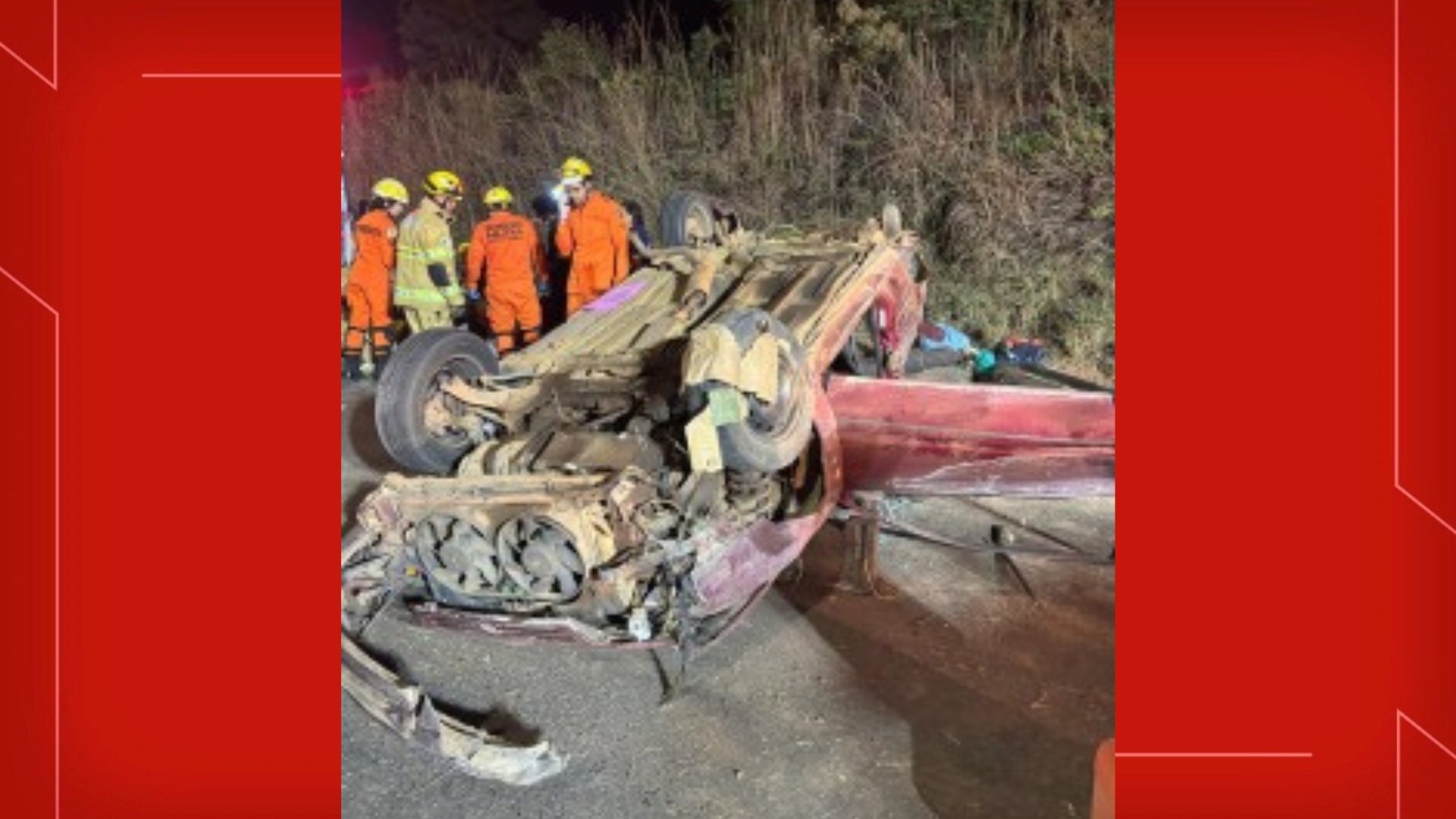 Carro capota e três pessoas ficam feridas na BR-020, no DF; trânsito tem congestionamento