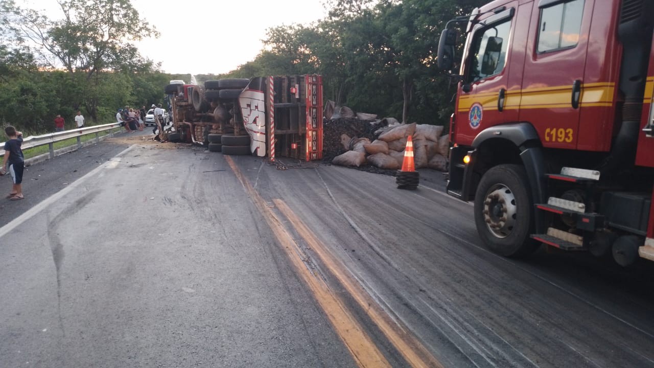 Engavetamento envolvendo 10 veículos é registrado na BR-135