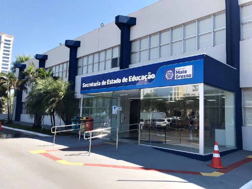 Governo anuncia 17° salário para professores da rede pública de MT 