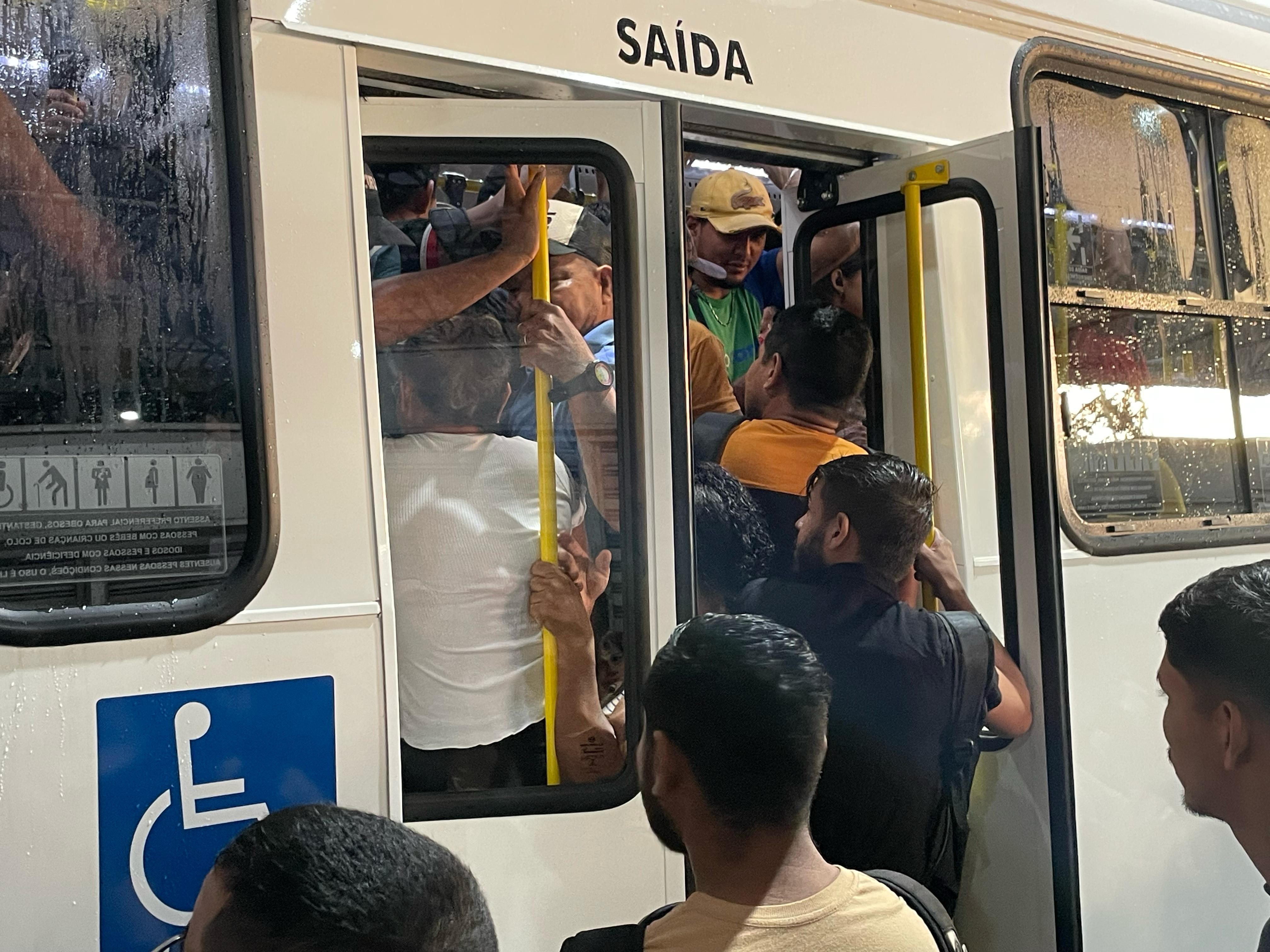 Rodoviários mantêm paralisação do transporte coletivo em Manaus pelo segundo dia; greve afeta 300 mil pessoas