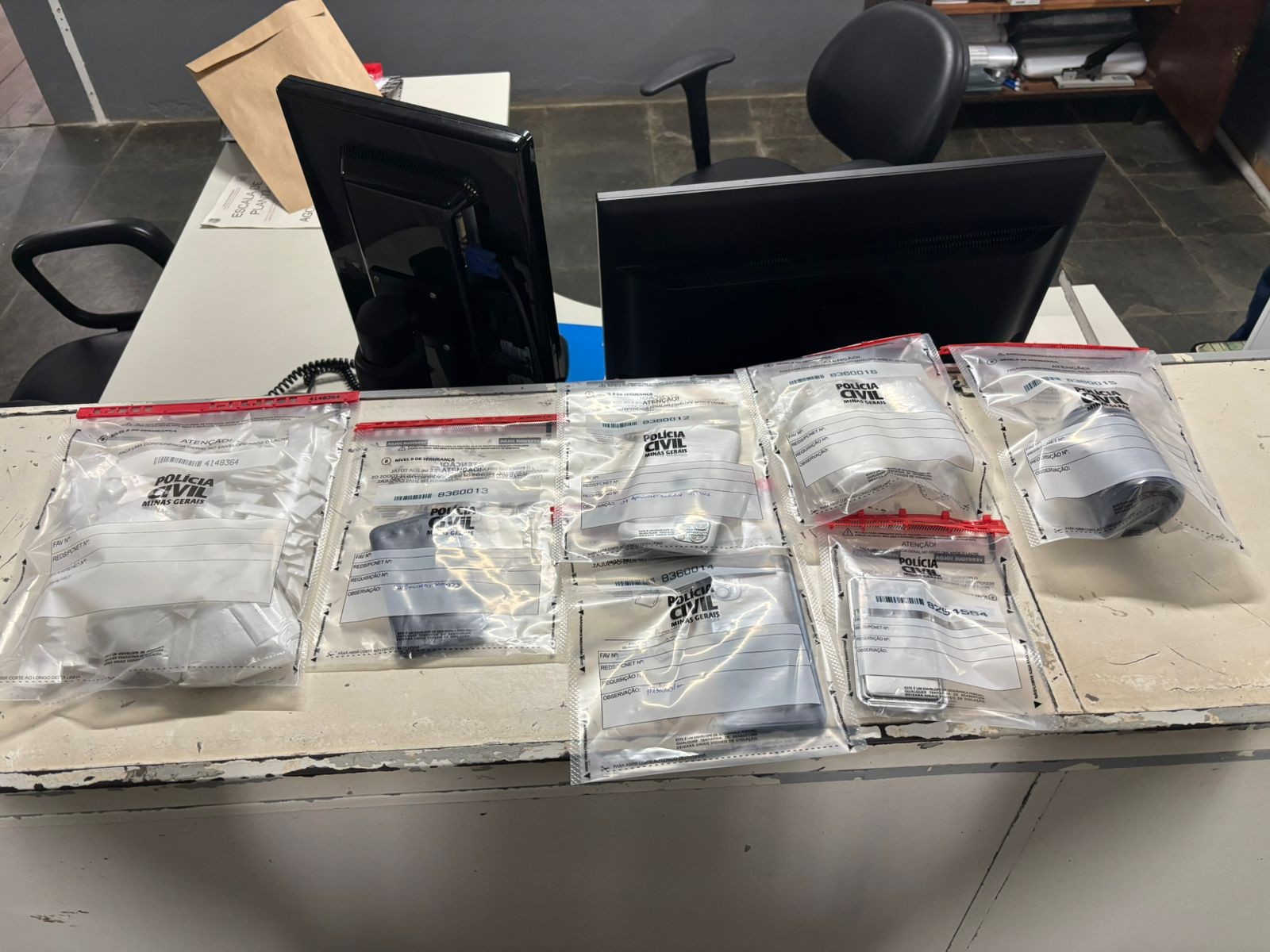 Polícia prende foragido com cocaína escondida debaixo do sofá no Centro de Guanhães