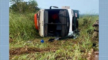 Ônibus capota na TO-335 e deixa oito pessoas feridas; confira