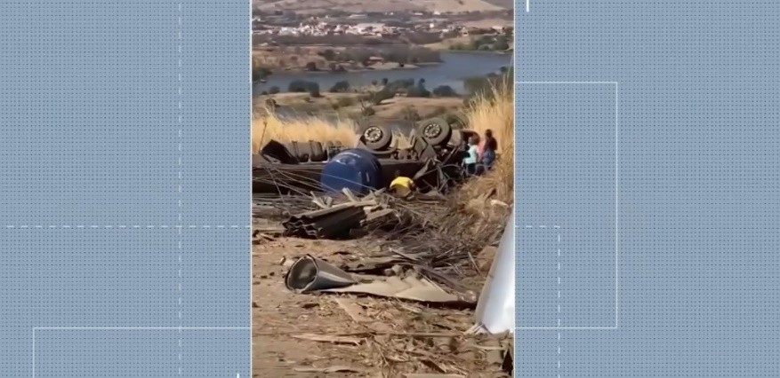 Duas pessoas morrem e uma fica ferida após caminhão tombar, no Sertão 