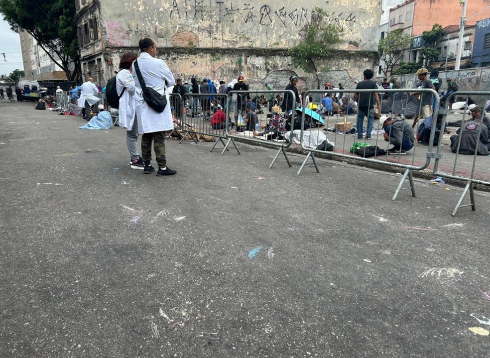 Frequentadores da Cracolândia em triângulo cercado no Centro. — Foto: Divulgação/ Defensoria Pública de SP