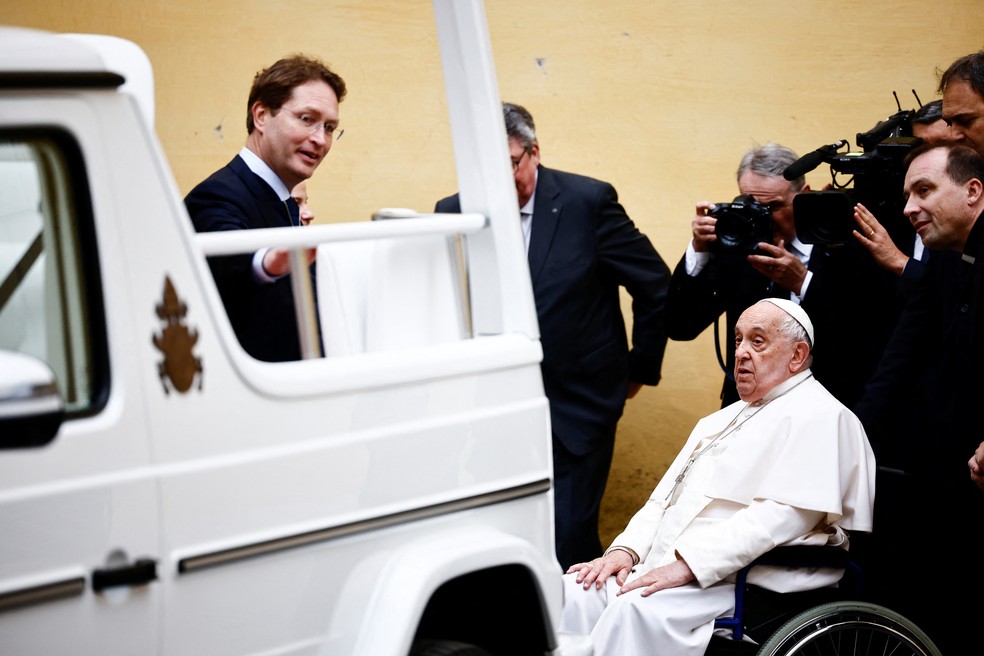 Papa Francisco recebe novo 'papamóvel', no Vaticano. — Foto: Reuters