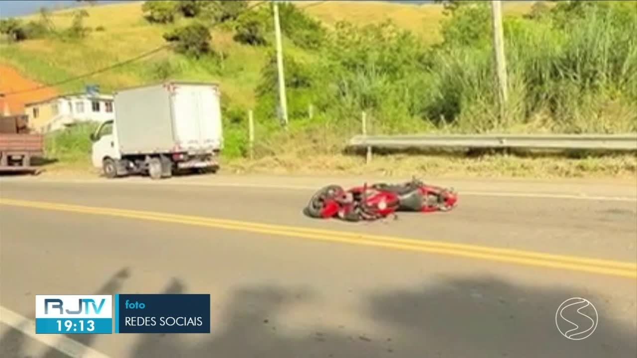 Acidente entre três carros e caminhão deixa dois mortos e sete feridos na BR-393, em Três Rios