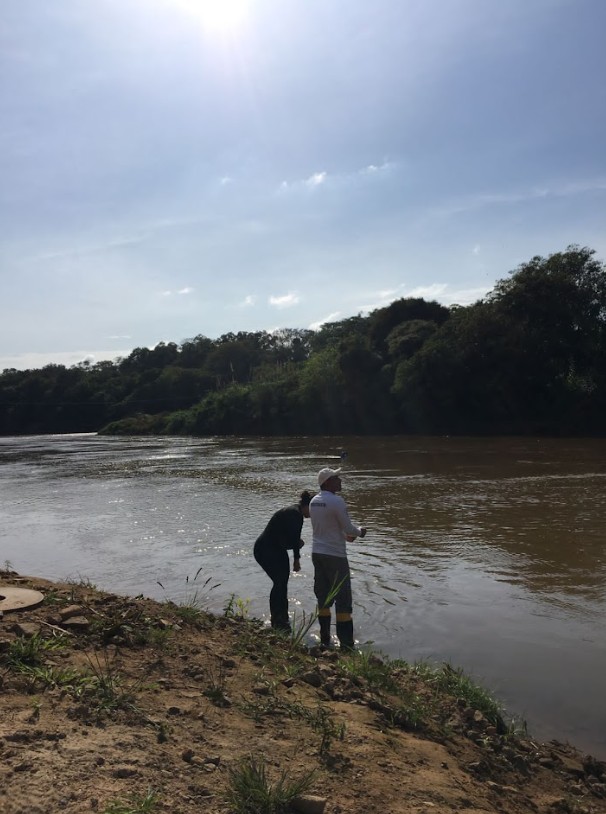 Pesquisadores às margens do Rio Doce. — Foto: Arquivo pessoal