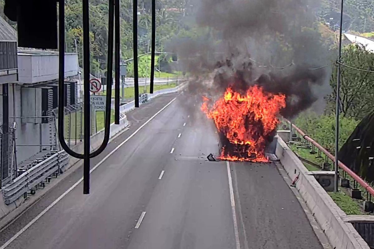 Ônibus pega fogo próximo a túnel da Tamoios, no Litoral Norte de SP; trecho do Contorno Sul está bloqueado