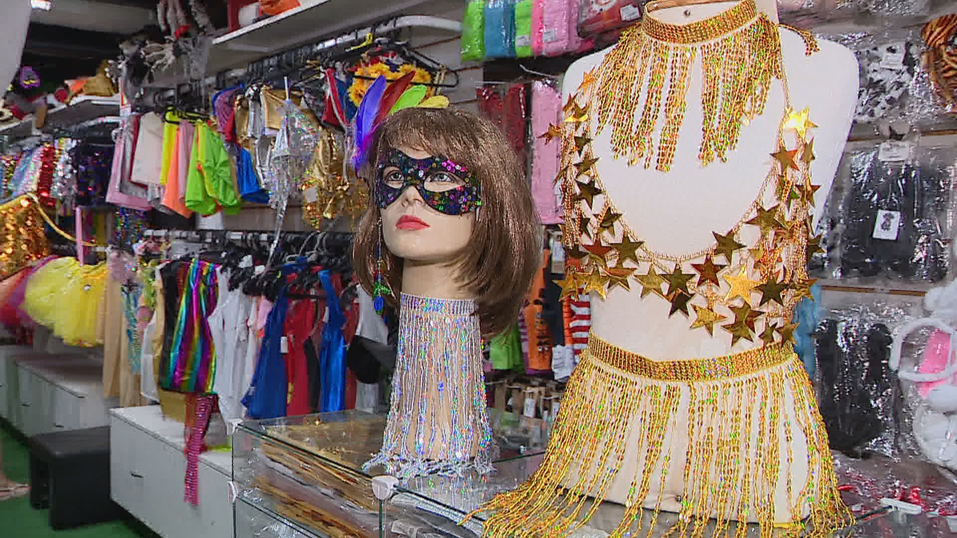 De R$ 1,99 a R$ 360: demanda por itens de Carnaval cresce em Porto Alegre; saiba o que comprar do glitter aos kits completos