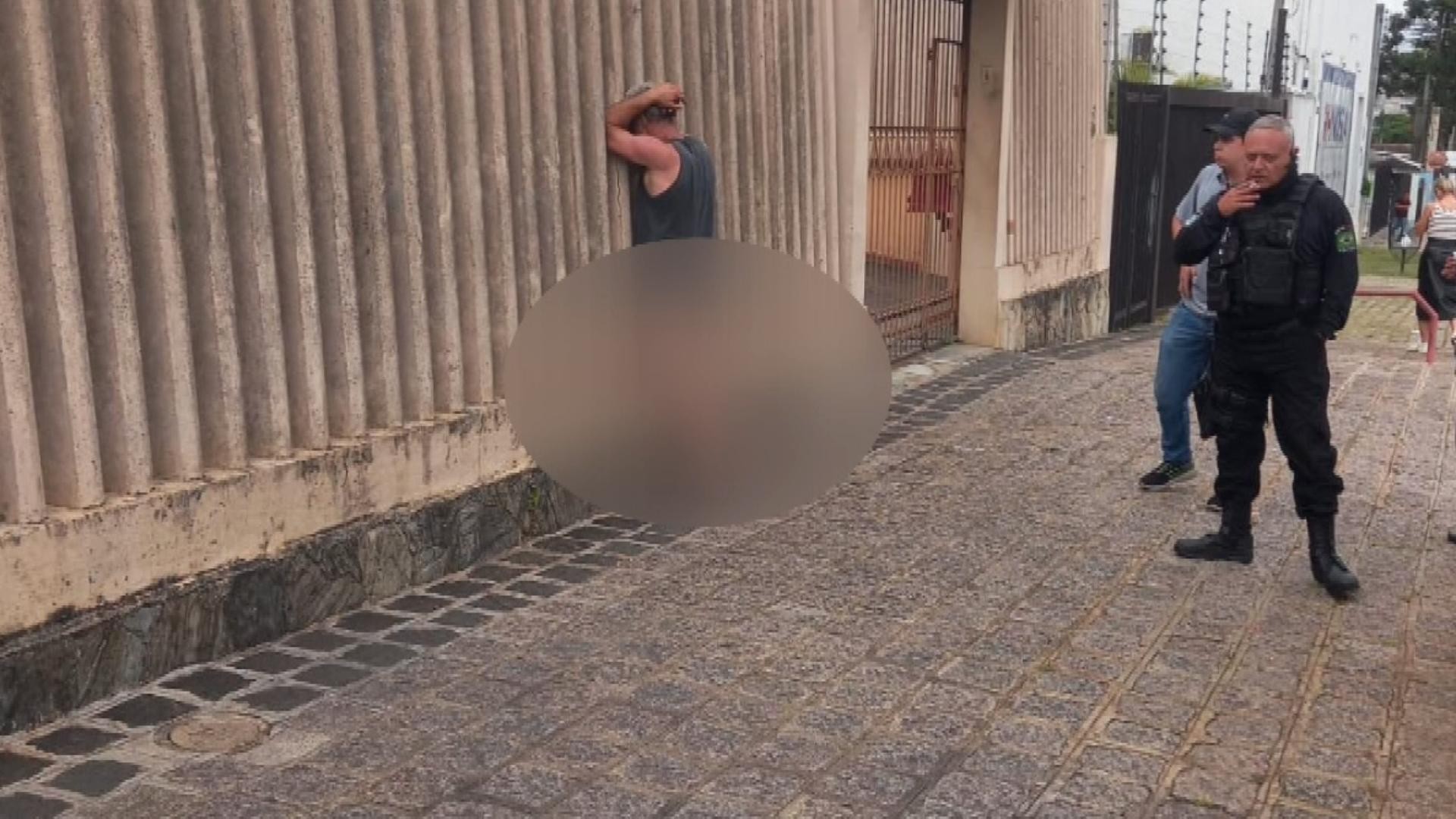 VÍDEO: homem furta caminhão, dirige pela contramão, bate em ônibus e sai do veículo sem calça, em Curitiba