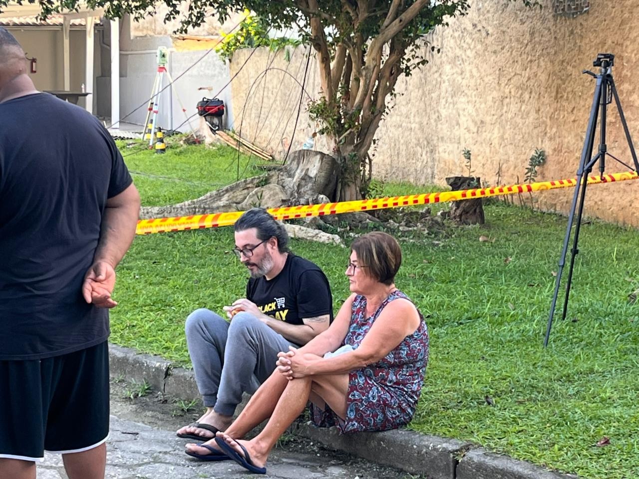 'A gente só pegou o cachorrinho e saiu', relata moradora de prédio que afundou 40 cm em Itajaí; VÍDEO