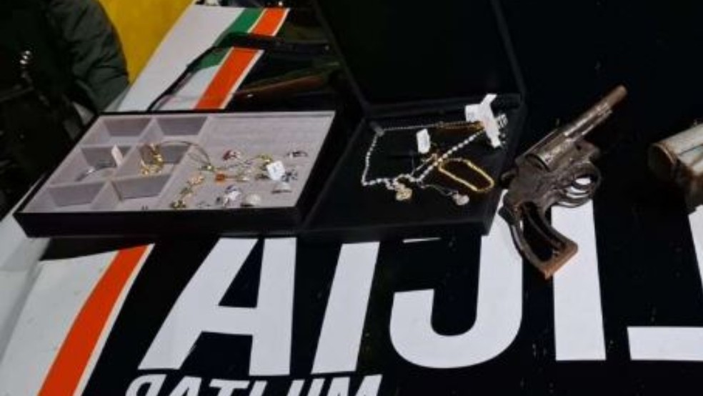 Polícia recuperou joias avaliadas em R$ 500 mil e prendeu suspeito de furto a joalheria no Eusébio — Foto: PMCE/Divulgação