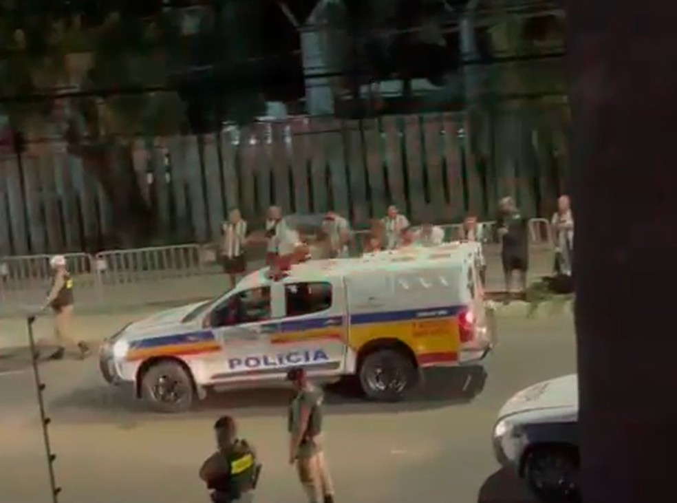 Torcedores causam confusão antes de partida entre Atlético-MG e Vitória — Foto: Reprodução/Redes Sociais