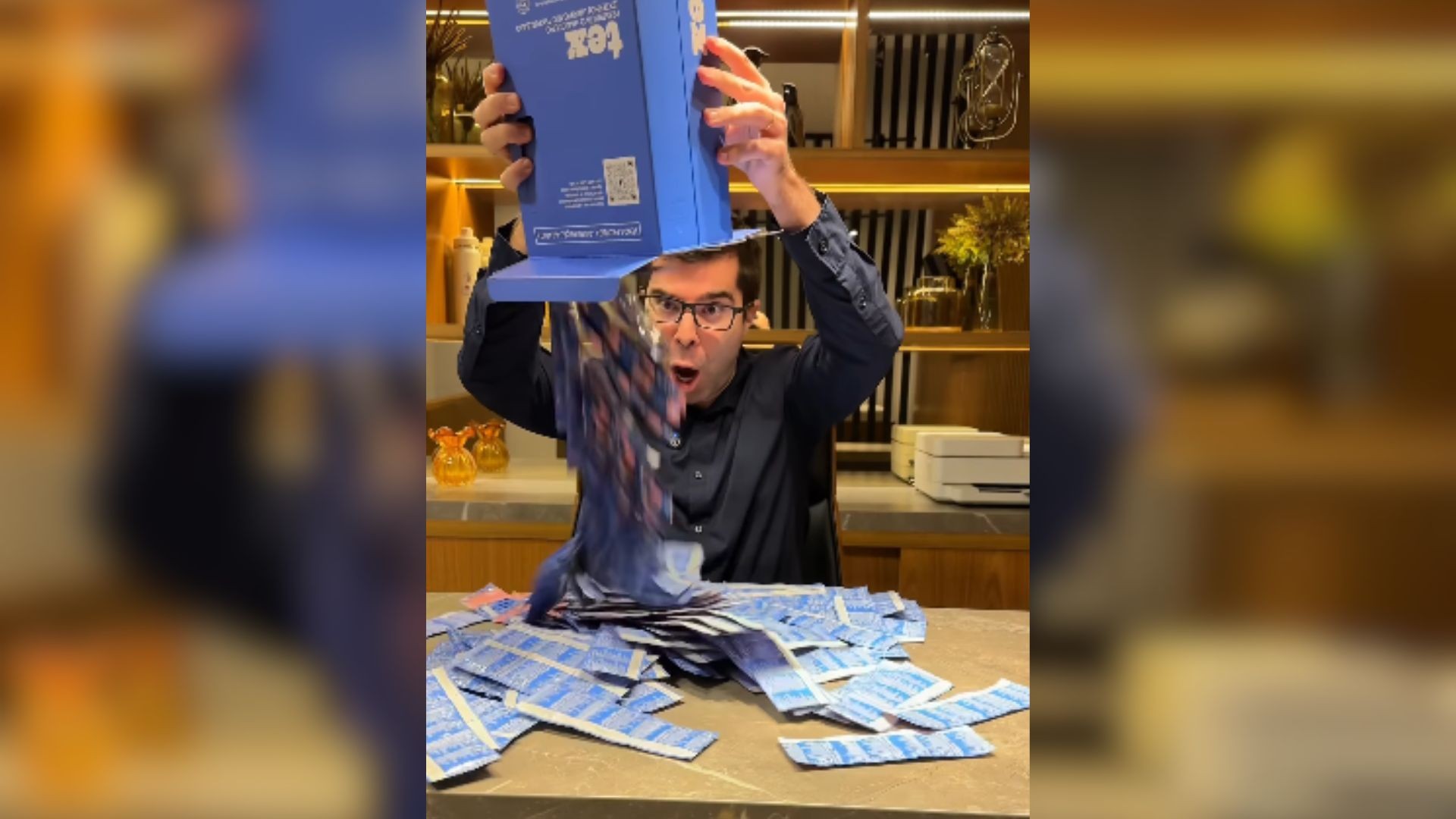 Médico influencer faz unboxing de camisinha texturizada distribuída pelo SUS: ‘eu achei MUITO boa’ 