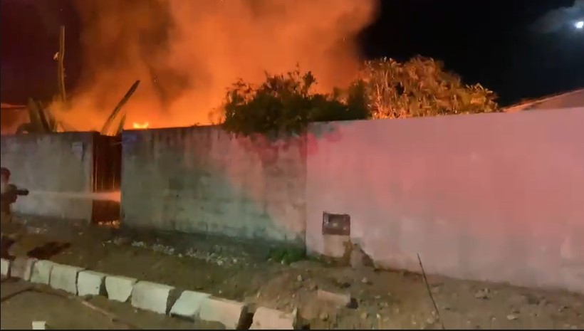 Incêndio atinge casa usada para armazenar recicláveis, em João Pessoa