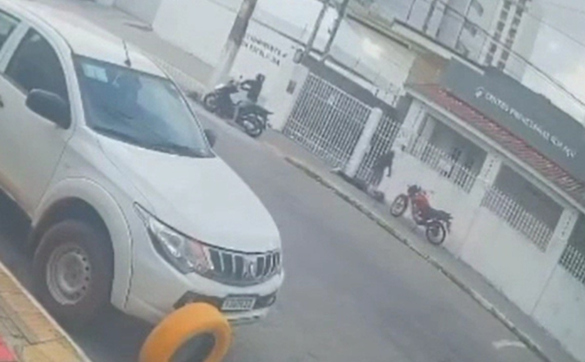 VÍDEO: Mulher cai da moto ao ser abordada por criminosos e é assaltada no chão em Natal