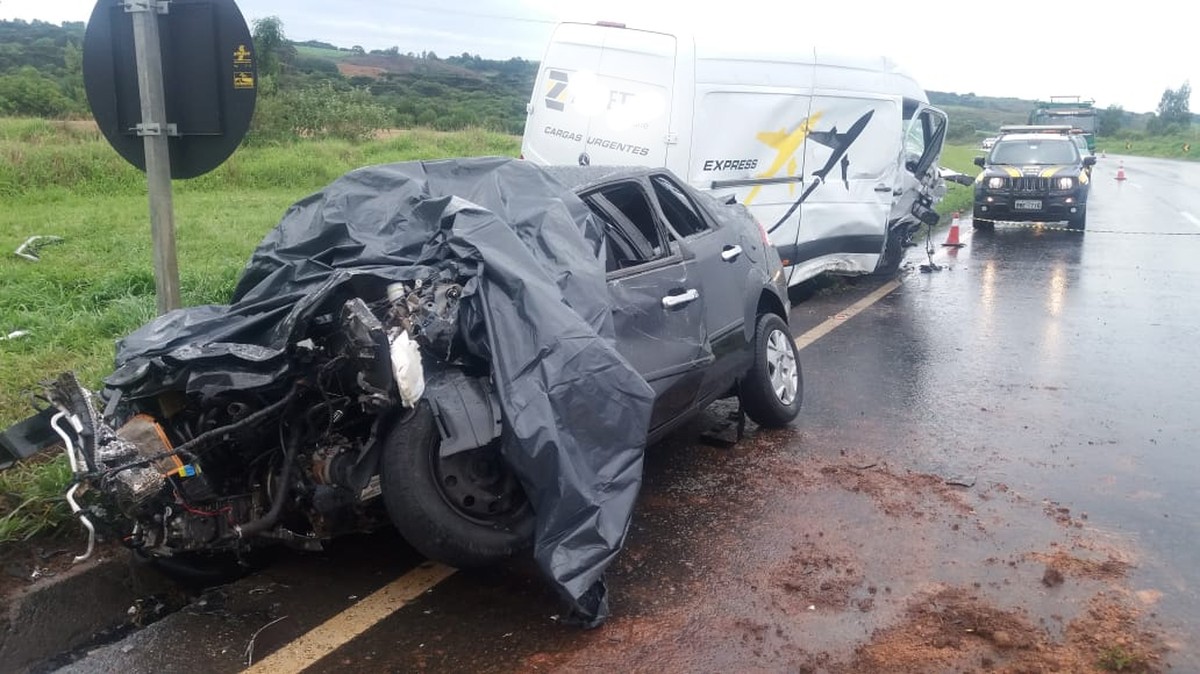 Duas pessoas ficam feridas em batida na marginal da BR 277