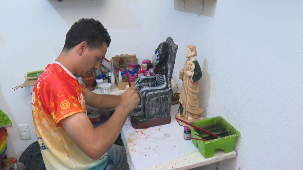 João Júnior é escultor — Foto: Reprodução/TV Globo